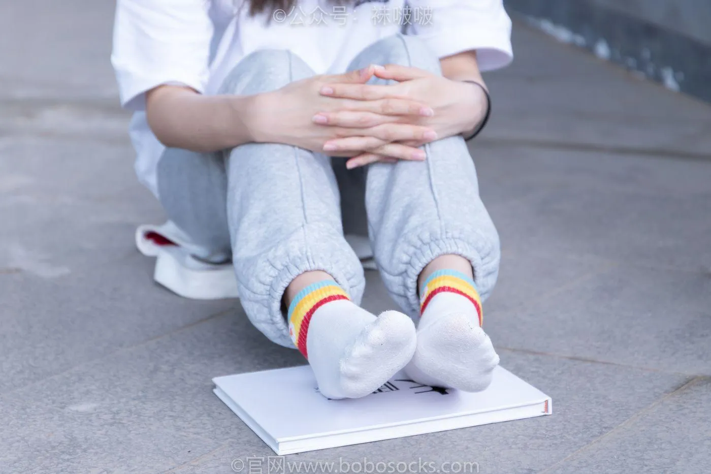 [BoBoSocks袜啵啵]NO.012 泡芙-运动鞋、白棉袜、裸足 [132P]插图1